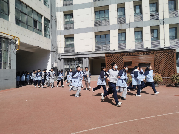 学生疏散3.jpg