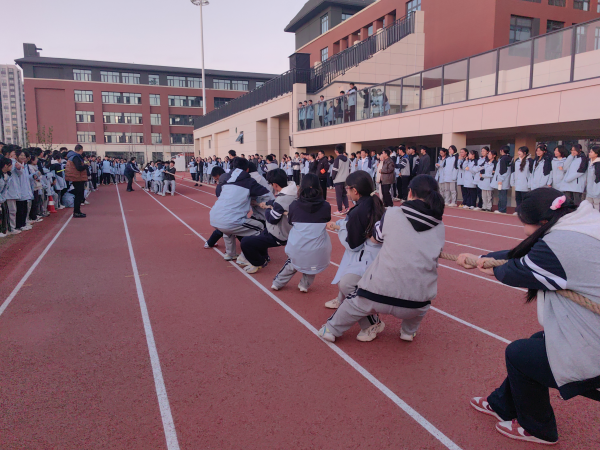 3班主任和同学们为各班参赛队员加油助威.png