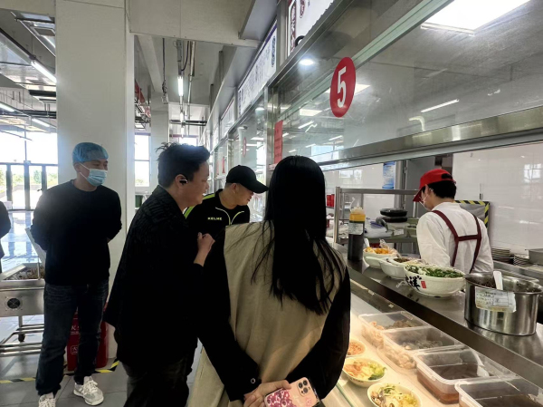 4家长进食堂陪餐.jpg