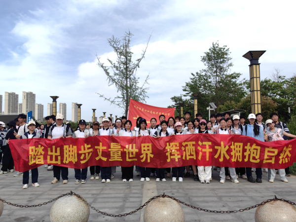 5.在潘安公园各班合影留念.jpg
