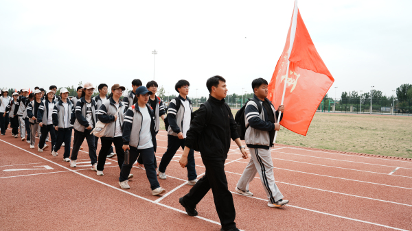 3.学生们步伐坚定，口号嘹亮，.jpg