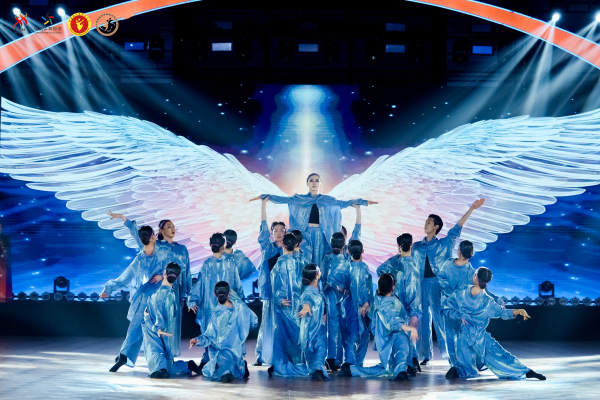 2郑州市第十四高级中学原创艺术表演舞《飞》荣获青少年艺术表演舞一等奖，并受邀参加开幕式表演.jpg