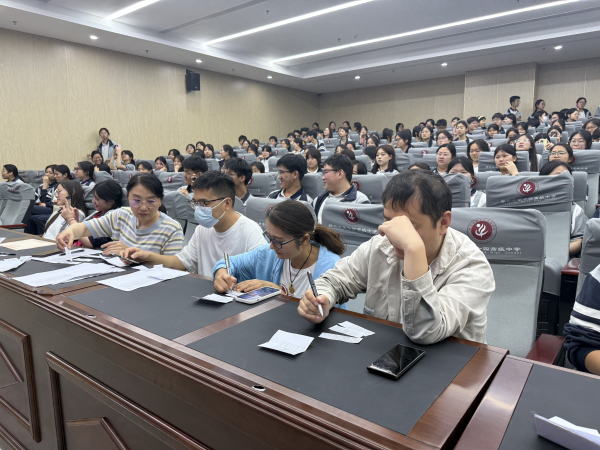 评委老师现场点评.jpg
