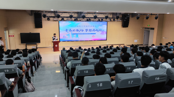 2.学生代表胡军耀发言.jpg