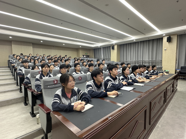 4团员认真听讲.jpg