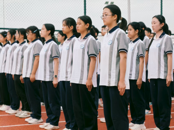 图1学生们在烈日下刻苦训练.jpg