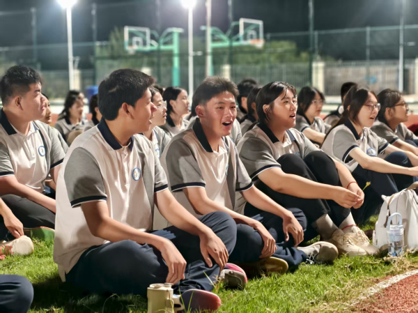 图3学生热情歌唱进行拉歌比赛.jpg