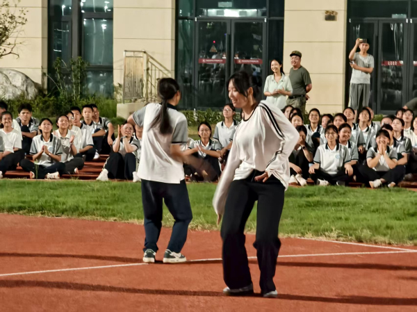 图4学生进行精彩的舞蹈表演.jpg
