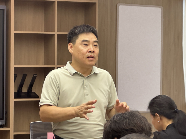 校长张帆主持会议.jpg