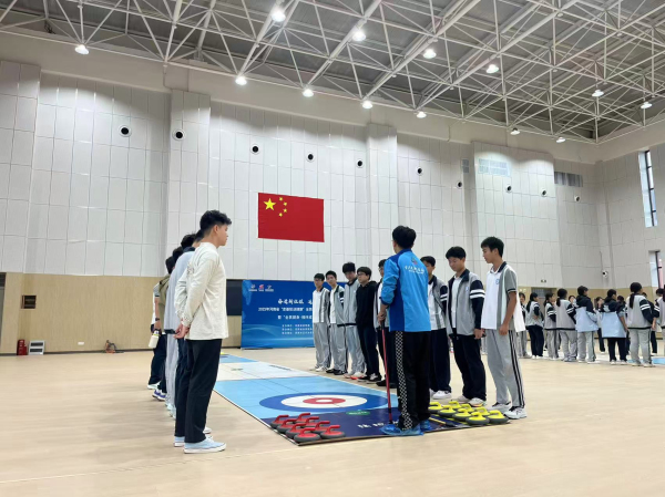 2、教练讲述冰壶的规则和基本技巧.jpg