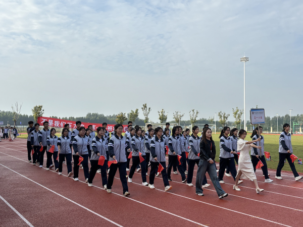 3、班级方阵入场.jpg