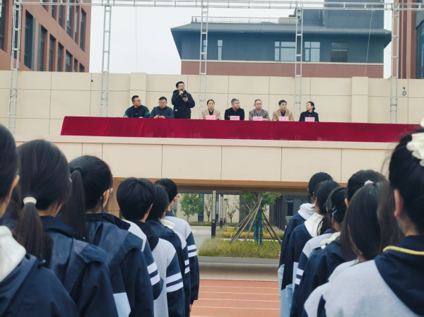 图 1学校领导对比赛进行观看点评.jpg