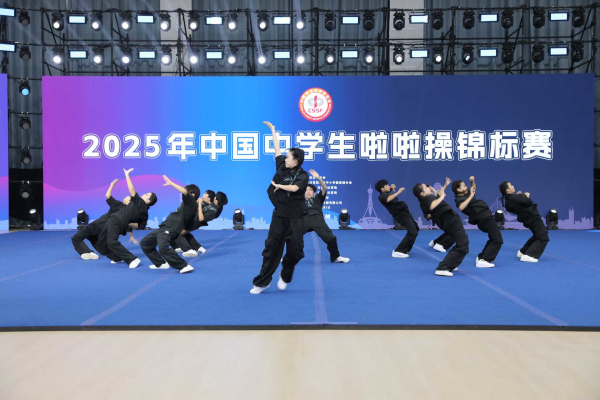 图二郑州十四高参赛队在高中组-自选动作-集体街舞项目中,饱满的热情与强大的舞台感染力惊艳全场.jpg