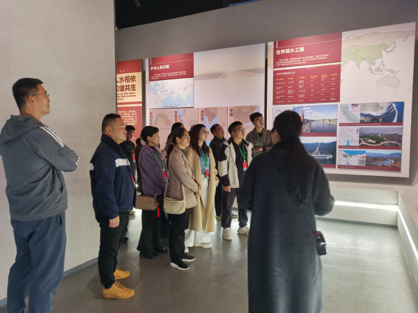 图三学员们参观南水北调展览馆.jpg