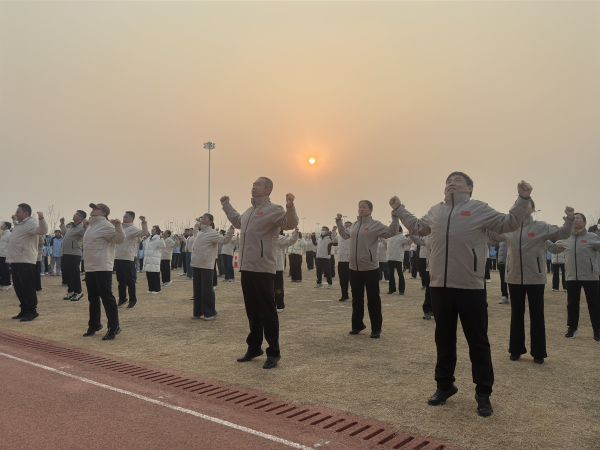 1.郑州市第十四高级中学教职工广播操比赛赛前热身.jpg