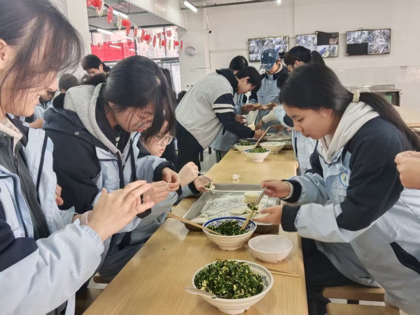 教师与学生们迅速分组就位，分工协作有条不紊 (3).jpg