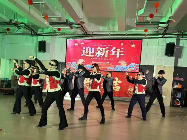 校办领导组 舞蹈《马年style》.jpg