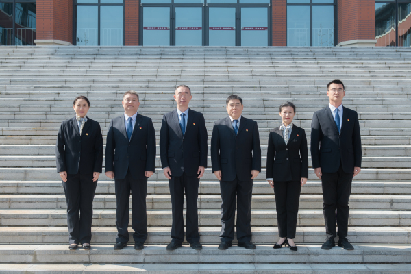 学校新一届领导班子.jpg