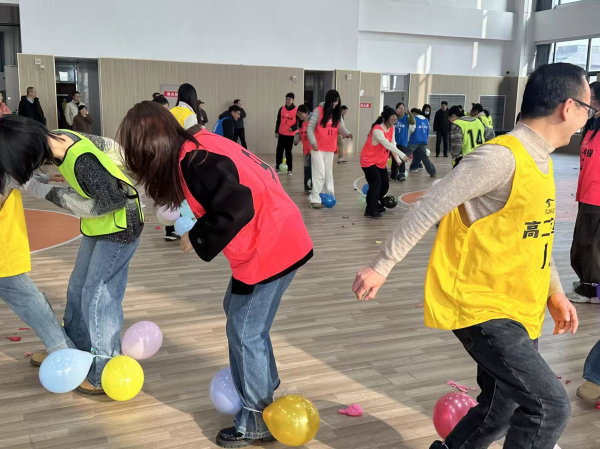 “疯狂踩气球” 率先点燃现场气氛!.jpg