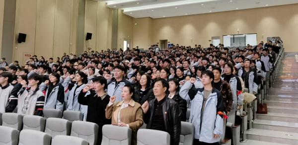 图4：郑州市第十四高级中学学生成人宣誓.jpg