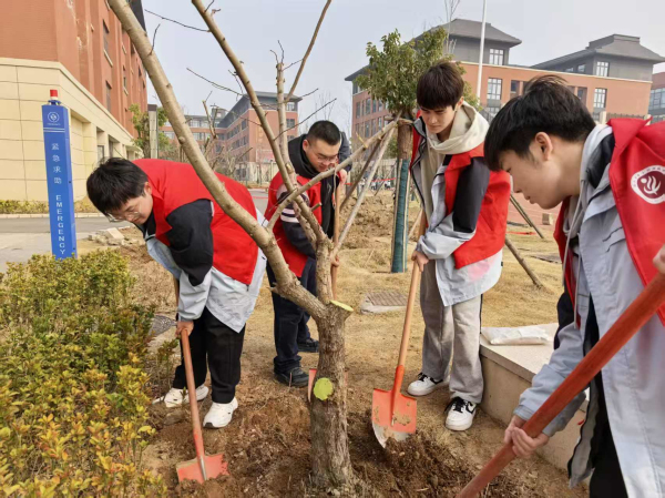 图4、郑州市第十四高级中学组织学生参与志愿植树活动.jpg