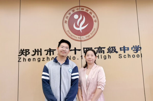 郑州市第十四高级中学学生刘建濠和教师蒋艳萍合影。.jpg