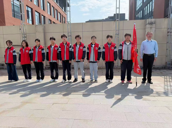 郑州市第十四高级中学党委书记马海峰和校园志愿服务队成员授旗并合影.jpg