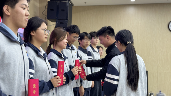 郑州市第十四高级中学高一副年级长刘卓为优秀共青团员颁奖.jpg