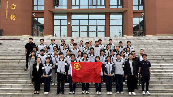 郑州市第十四高级中学优秀共青团员合影.jpg
