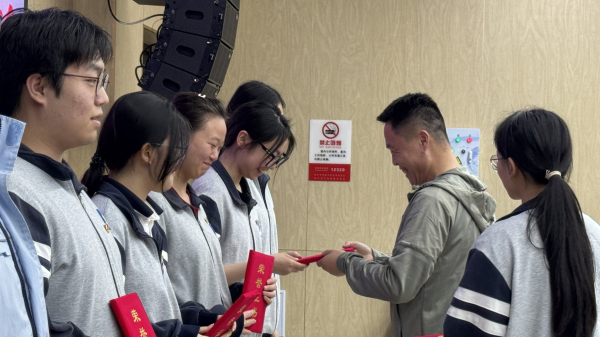 郑州市第十四高级中学高三副年级长赵鹏旭为优秀共青团员颁奖.jpg