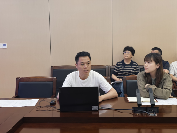 郑州市第十四高级中学高三副年级长赵鹏旭分析年级二测成绩.jpg