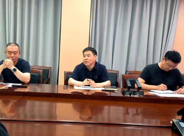郑州市第十四高级中学党委副书记、校长张帆为高三老师加油鼓劲.jpg