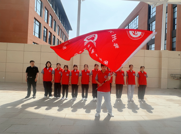 郑州市第十四高级中学&ldquo;陶韵书声&rdquo;志愿服务队队员挥旗.jpg