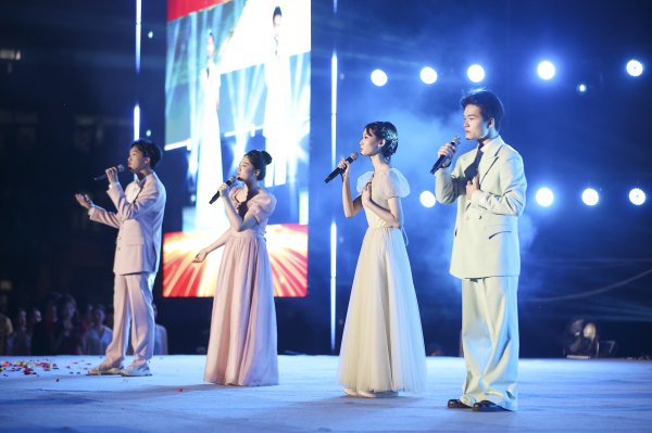 19歌曲演唱《追光者》.jpg