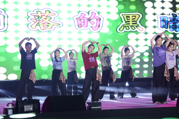18教师舞蹈《青苹果乐园》.jpg