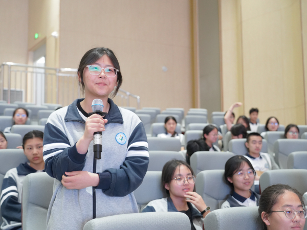 图3：十四高学子积极互动.jpg
