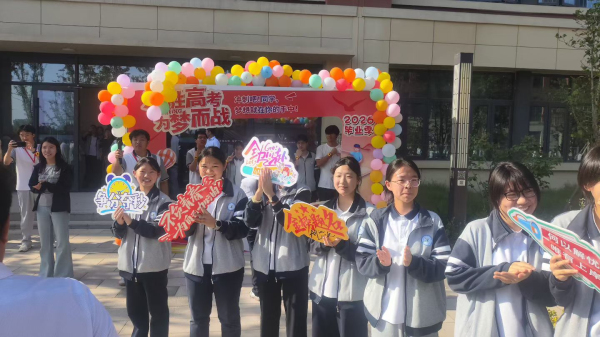 郑州市第十四高级中学学弟学妹列队夹道相送.jpg