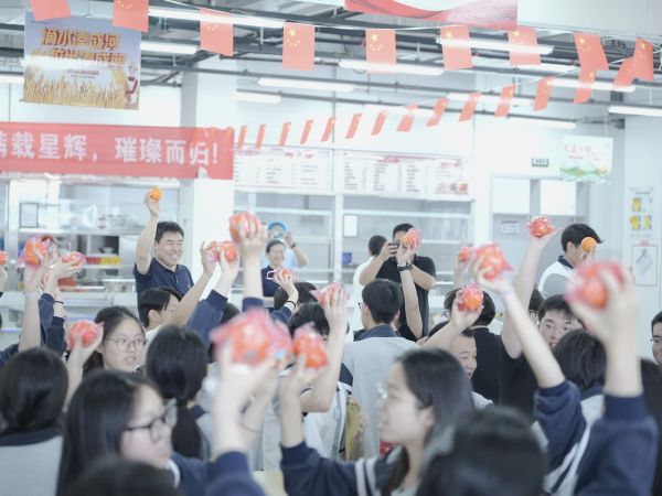 郑州市第十四高级中学高三学子举橙逐梦，奔赴前程.jpg