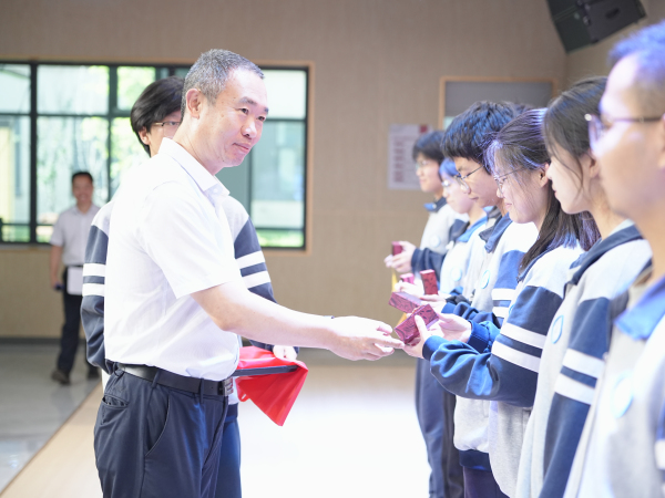 郑州市第十四高级中学党委书记马海峰为毕业生代表赠送校徽.jpg