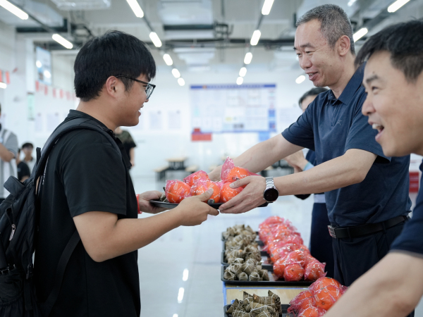 郑州市第十四高级中学党委书记马海峰为高三学子送橙子和粽子.jpg