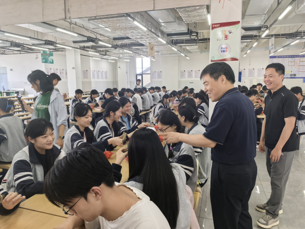 郑州市第十四高级中学党委副书记张帆与高三学子亲切交流.jpg