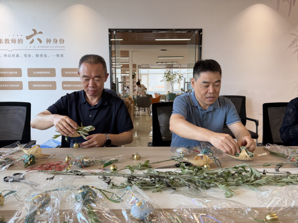 2、校领导向老师们送去节日的祝福.jpg