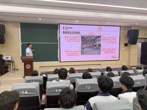 2食堂经理进行述职.jpg