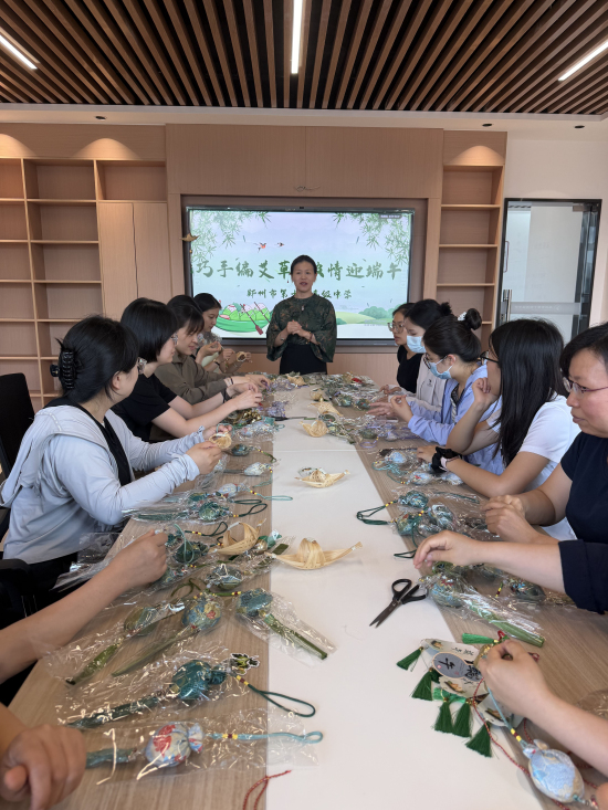 1、副校长刘丹向在场教职工讲解端午节习俗.jpg
