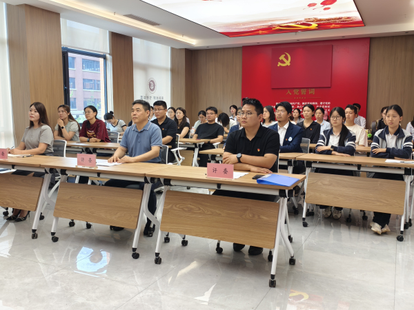 全体参与成员共同观看红色教育短片.jpg
