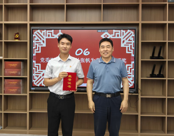 校党委副书记、校长张帆为获奖选手颁奖.jpg