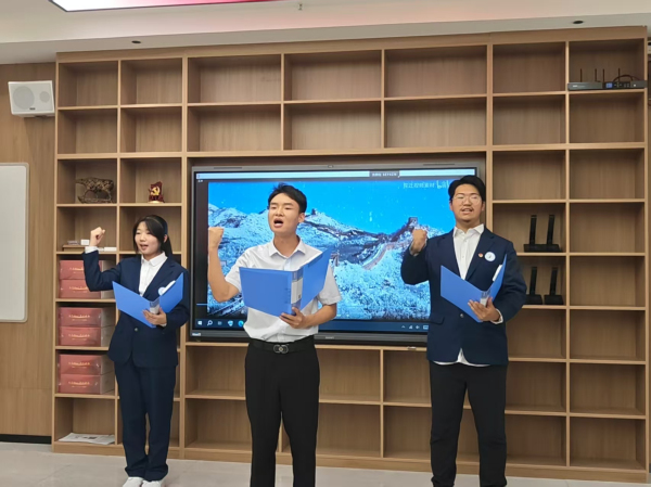 王冲老师与学生共同朗诵《沁园春&middot;雪》.jpg