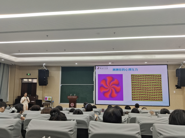 照片3：老师们认真聆听并配合做减压小活动.jpg