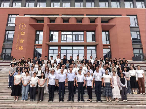 校领导与全体青年教师在综合楼前合影.jpg