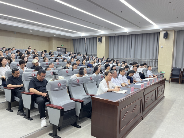 与会教职工统一思想认识，明晰行动路径.jpg
